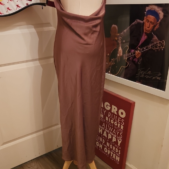 Chic Backless Zara Halter Dress in Taupe - Picture 4 of 7